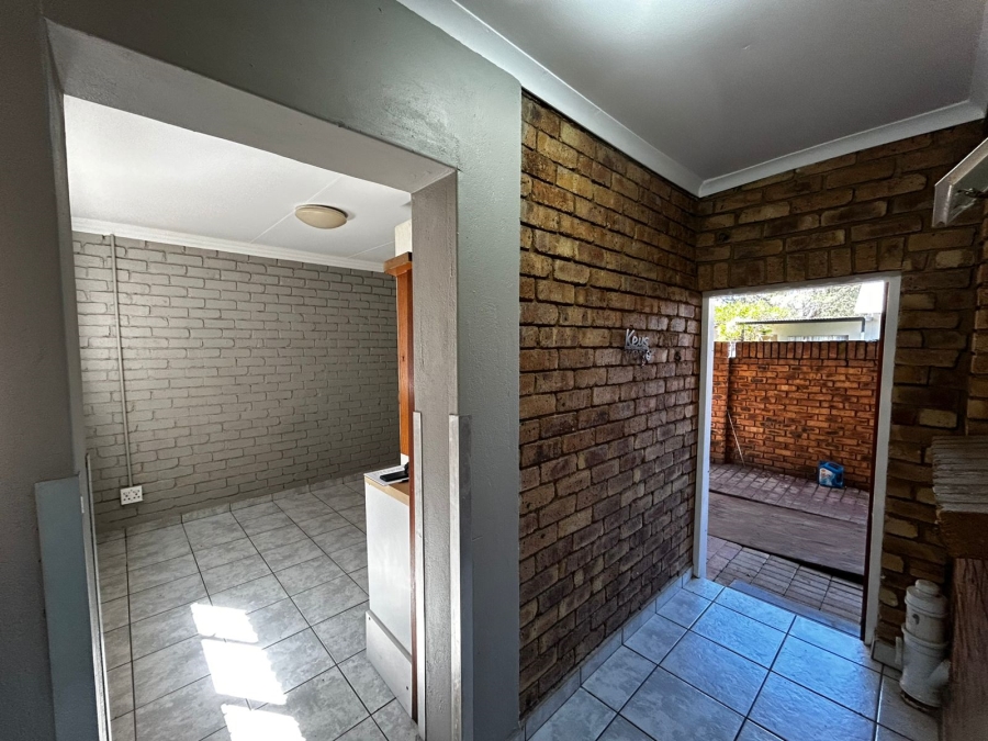 To Let 1 Bedroom Property for Rent in Waverley Gauteng