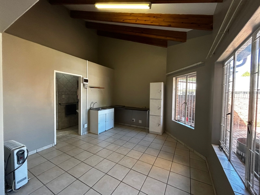 To Let 1 Bedroom Property for Rent in Waverley Gauteng