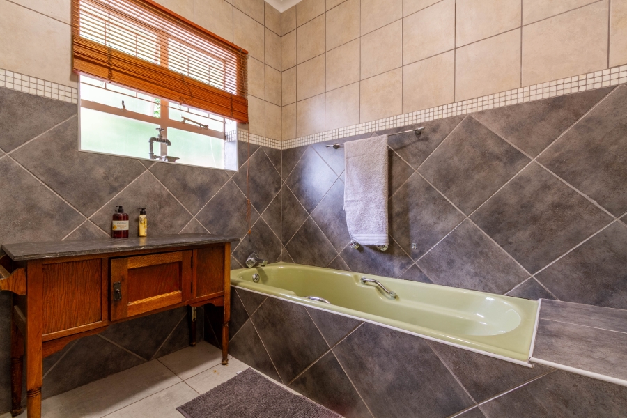 4 Bedroom Property for Sale in Garsfontein Gauteng