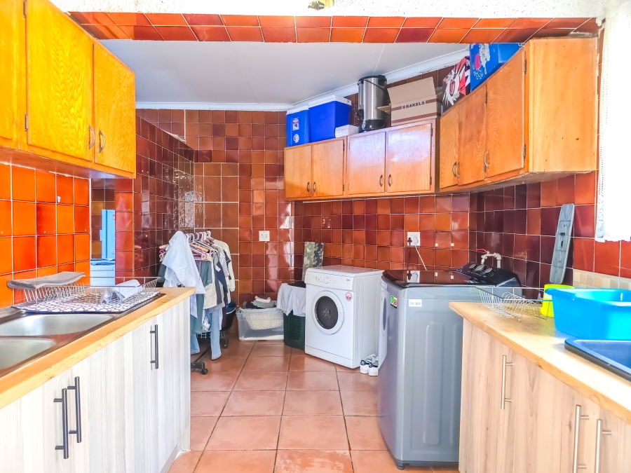 5 Bedroom Property for Sale in Florauna Gauteng