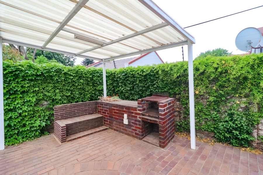 5 Bedroom Property for Sale in Greenside Gauteng