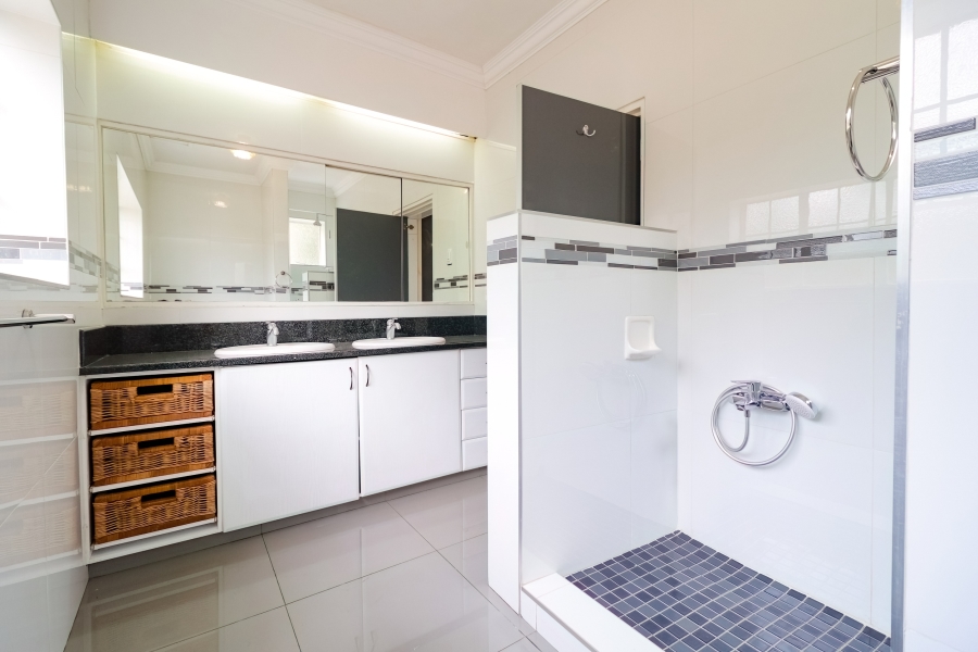 5 Bedroom Property for Sale in Greenside Gauteng