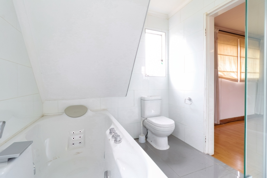 5 Bedroom Property for Sale in Greenside Gauteng