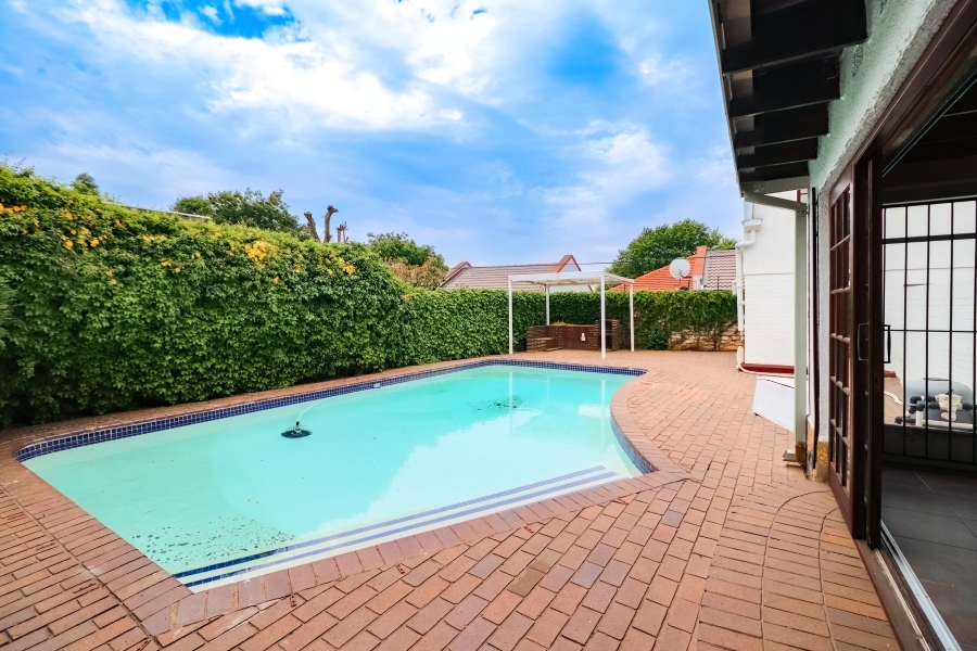 5 Bedroom Property for Sale in Greenside Gauteng
