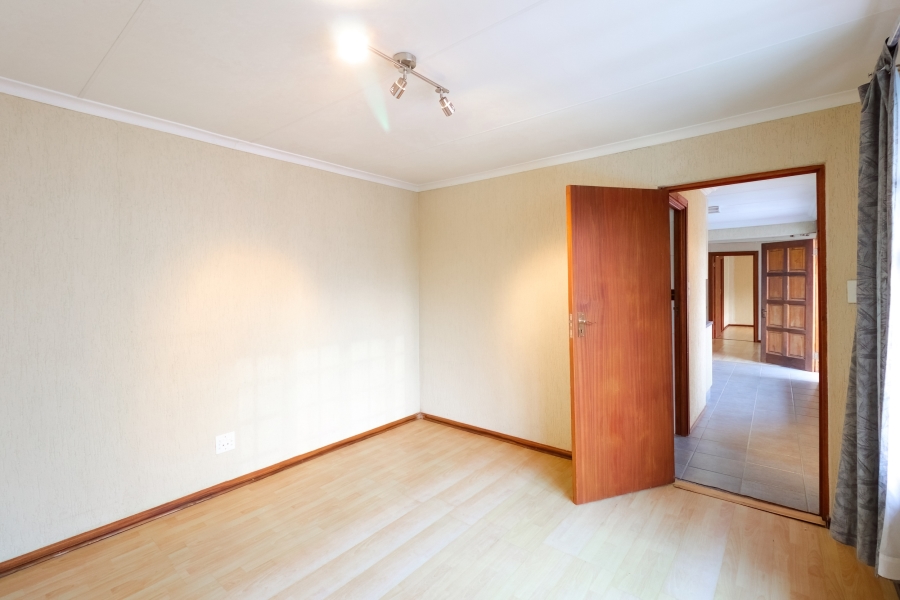 5 Bedroom Property for Sale in Greenside Gauteng