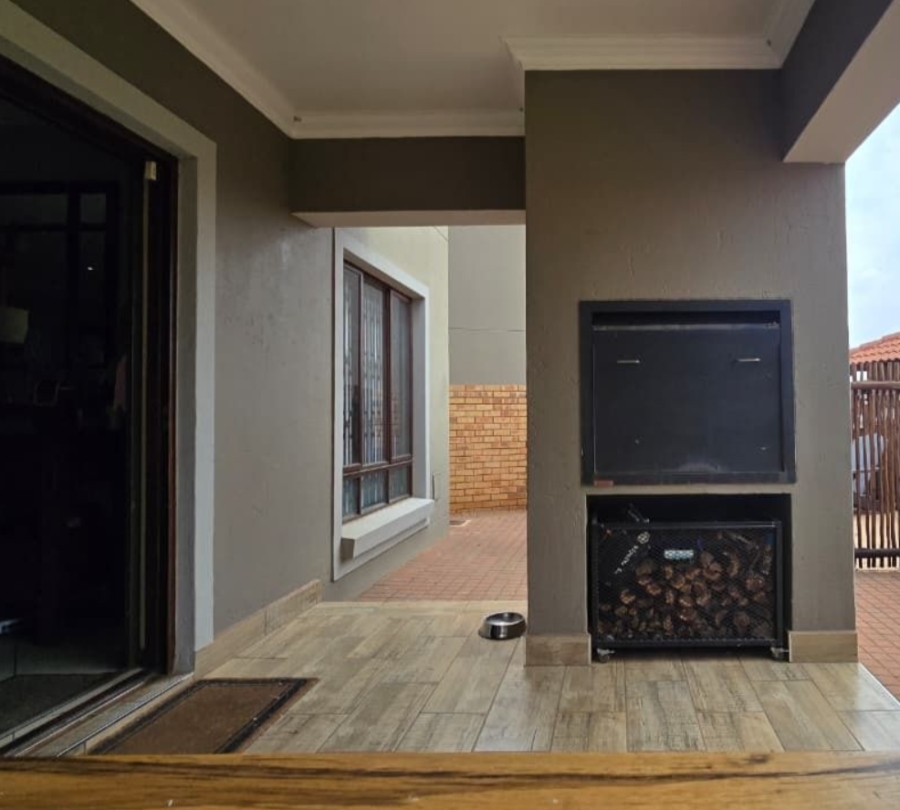 3 Bedroom Property for Sale in Monavoni Gauteng