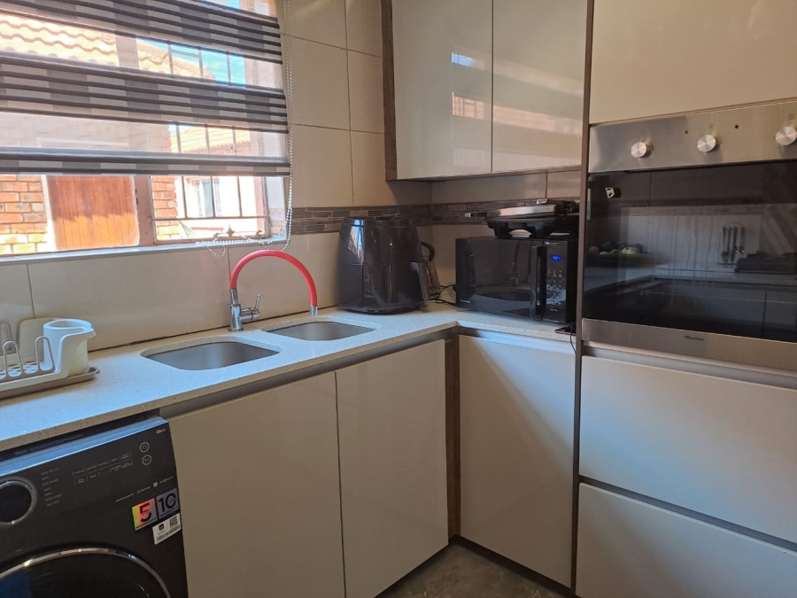 2 Bedroom Property for Sale in Edleen Gauteng