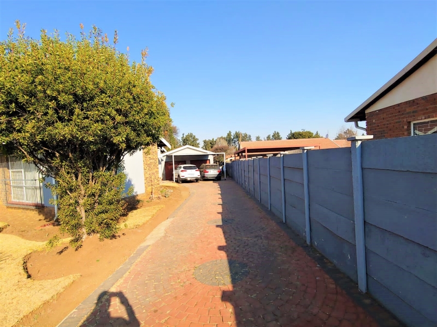 4 Bedroom Property for Sale in Dersley Gauteng