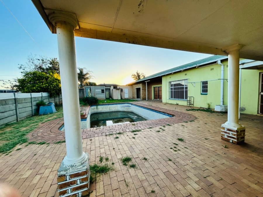 5 Bedroom Property for Sale in Casseldale Gauteng