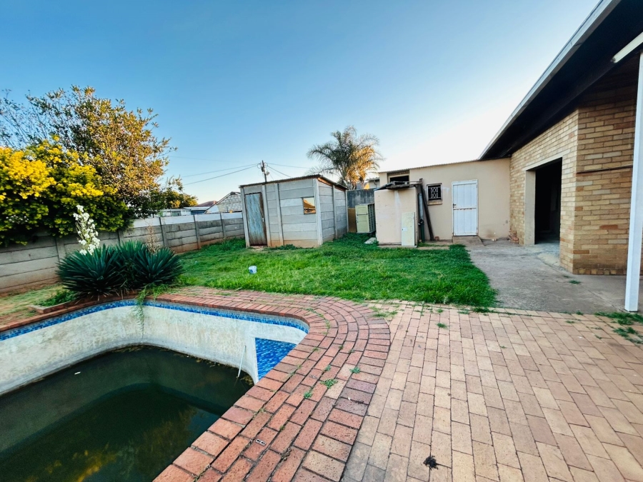 5 Bedroom Property for Sale in Casseldale Gauteng