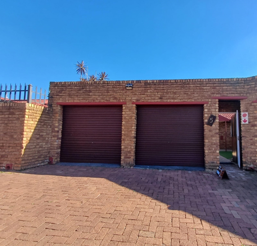 3 Bedroom Property for Sale in Glen Marais Gauteng