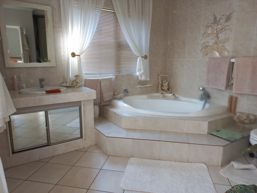 4 Bedroom Property for Sale in Bassonia Gauteng