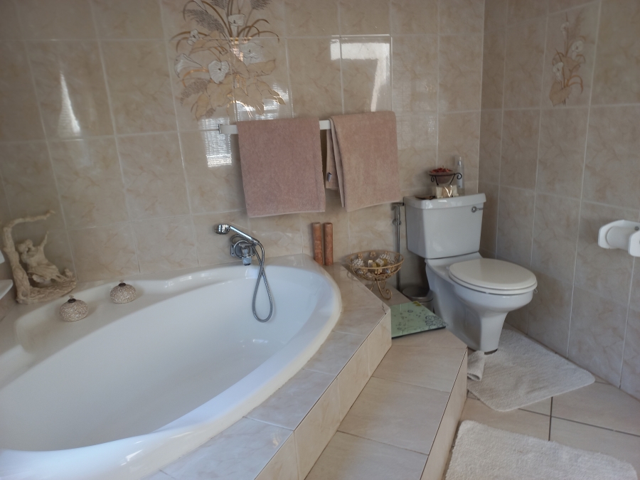 4 Bedroom Property for Sale in Bassonia Gauteng