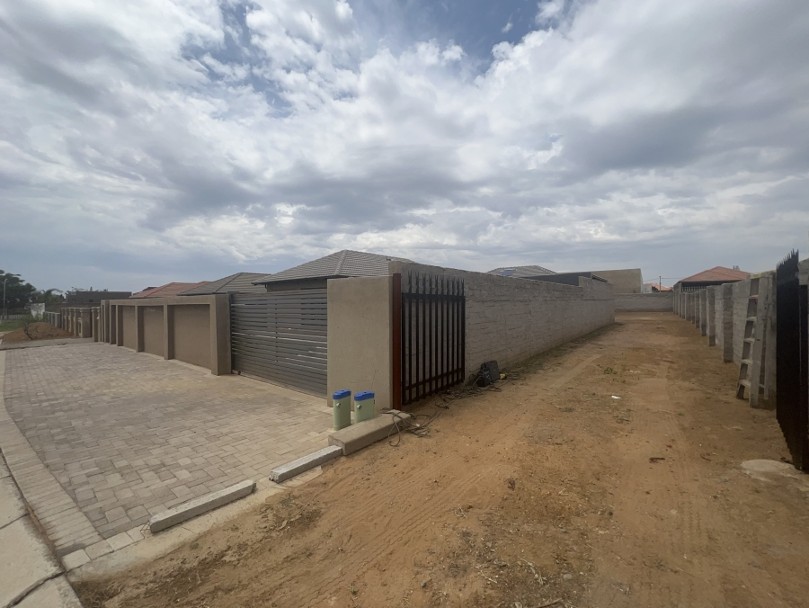 3 Bedroom Property for Sale in Azaadville Gardens Gauteng