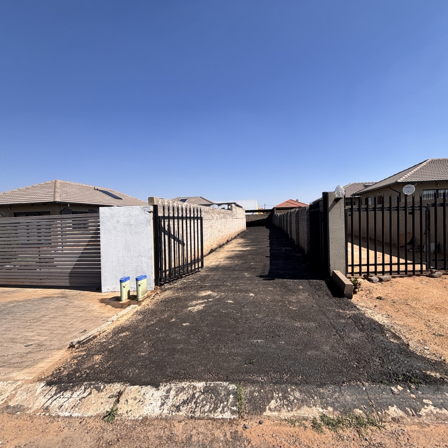 3 Bedroom Property for Sale in Azaadville Gardens Gauteng