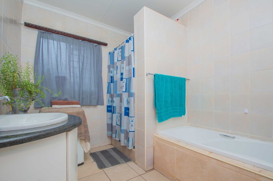 4 Bedroom Property for Sale in Strubensvallei Gauteng