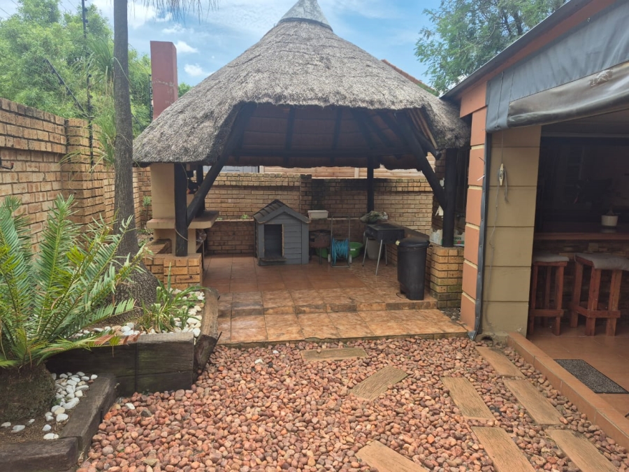 5 Bedroom Property for Sale in Eden Glen Gauteng