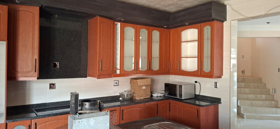 5 Bedroom Property for Sale in Sonneveld Gauteng