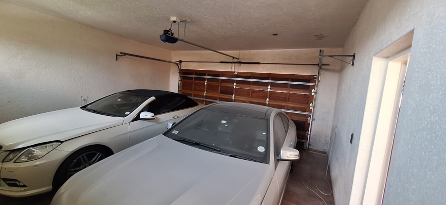 5 Bedroom Property for Sale in Sonneveld Gauteng