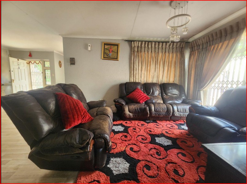 To Let 4 Bedroom Property for Rent in Douglasdale Gauteng