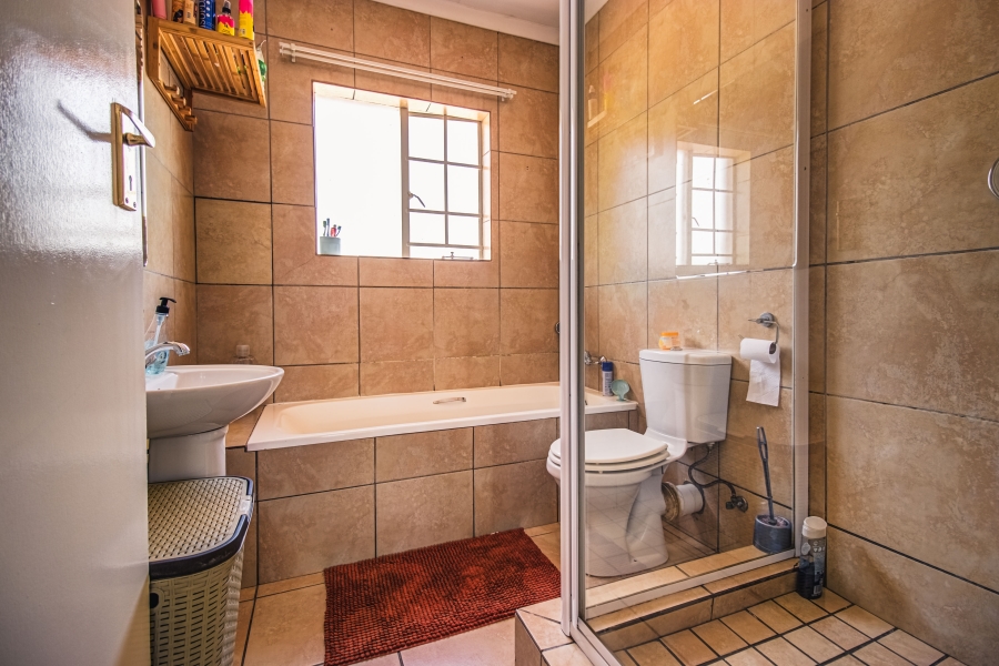 3 Bedroom Property for Sale in Glen Marais Gauteng