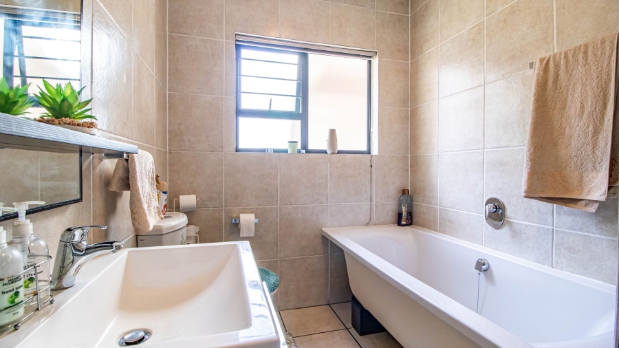 2 Bedroom Property for Sale in Greenstone Hill Gauteng