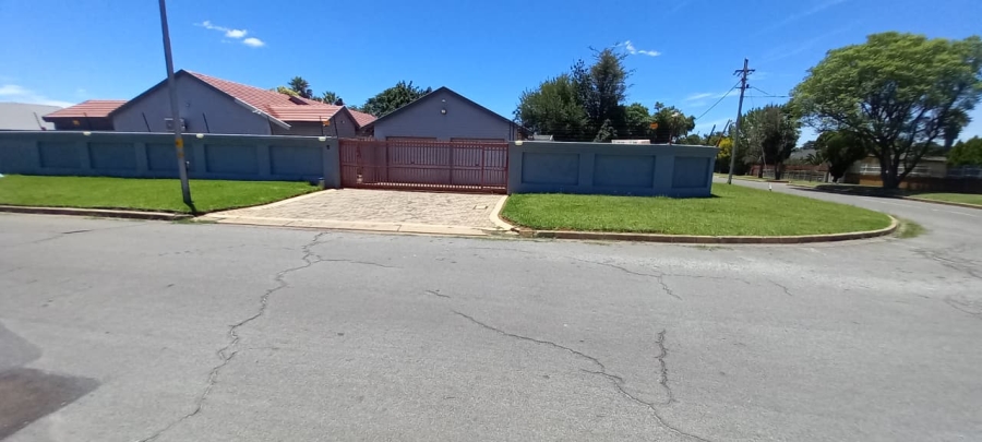 3 Bedroom Property for Sale in Strubenvale Gauteng