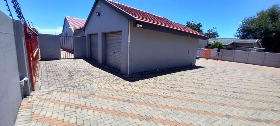 3 Bedroom Property for Sale in Strubenvale Gauteng