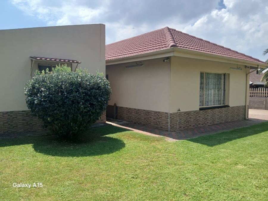 5 Bedroom Property for Sale in Selection Park Gauteng