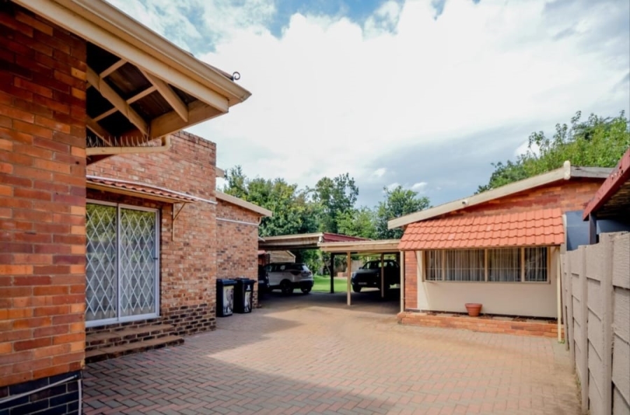 5 Bedroom Property for Sale in Selection Park Gauteng