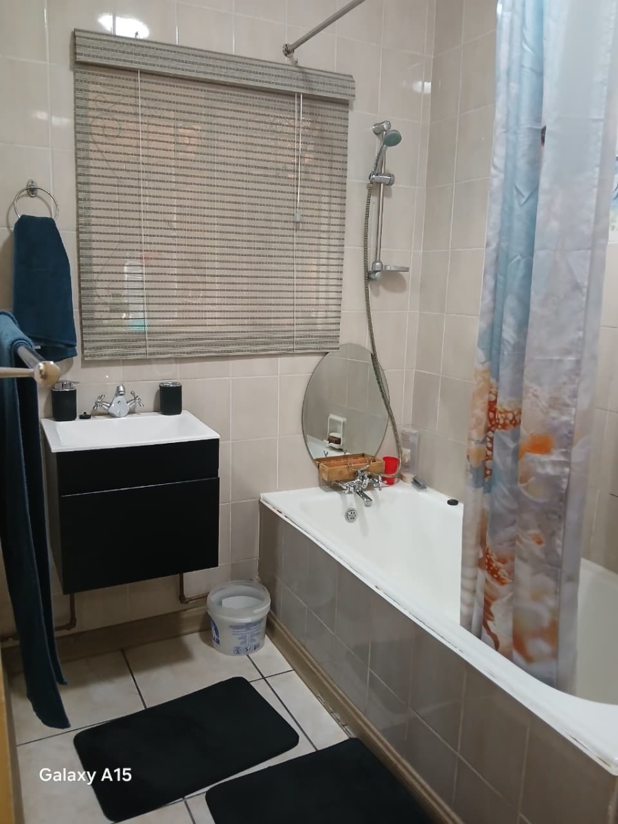 5 Bedroom Property for Sale in Selection Park Gauteng