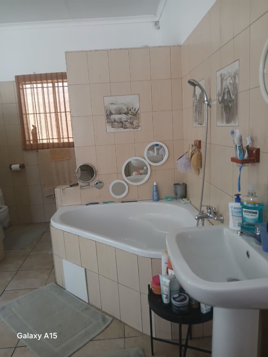 5 Bedroom Property for Sale in Selection Park Gauteng