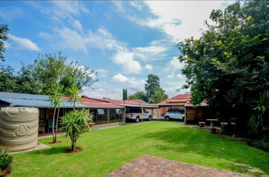 5 Bedroom Property for Sale in Selection Park Gauteng