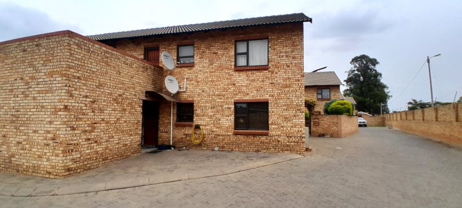 2 Bedroom Property for Sale in Goedeburg Gauteng