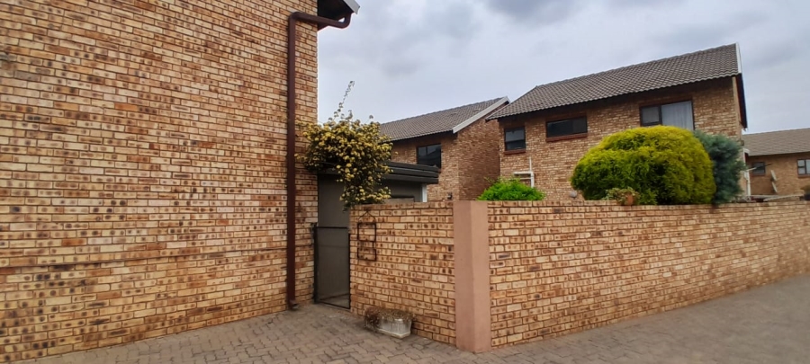 2 Bedroom Property for Sale in Goedeburg Gauteng