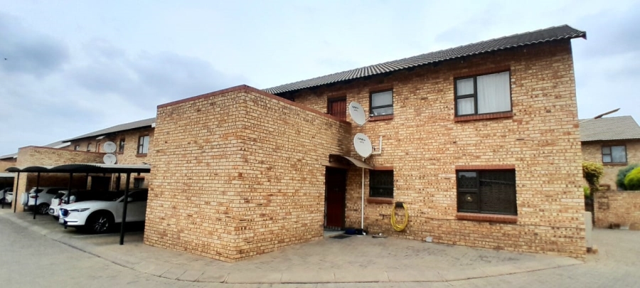 2 Bedroom Property for Sale in Goedeburg Gauteng