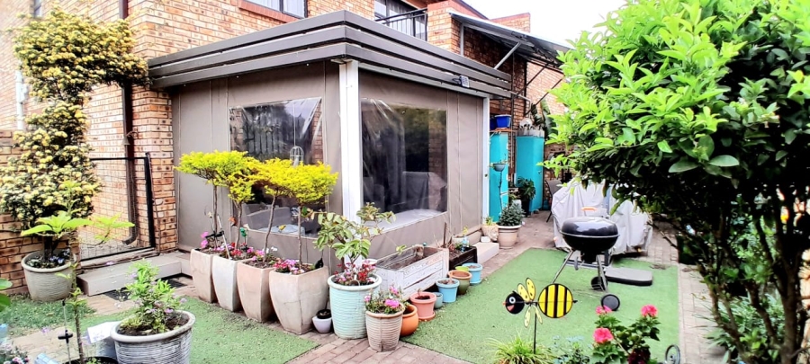 2 Bedroom Property for Sale in Goedeburg Gauteng