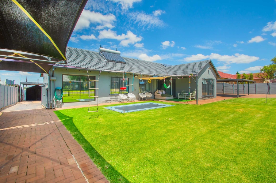 4 Bedroom Property for Sale in Helderkruin Gauteng