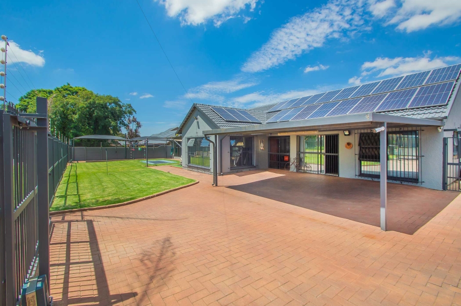 4 Bedroom Property for Sale in Helderkruin Gauteng