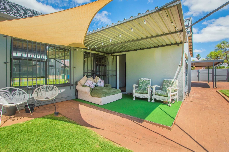 4 Bedroom Property for Sale in Helderkruin Gauteng