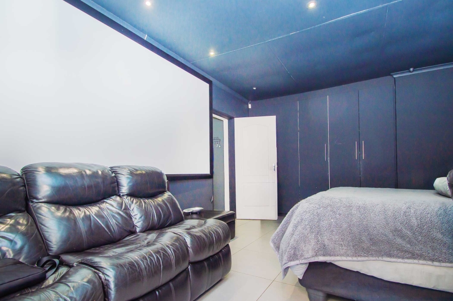 4 Bedroom Property for Sale in Helderkruin Gauteng