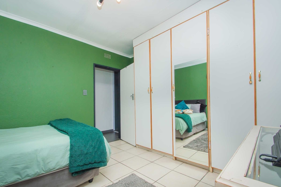 4 Bedroom Property for Sale in Helderkruin Gauteng