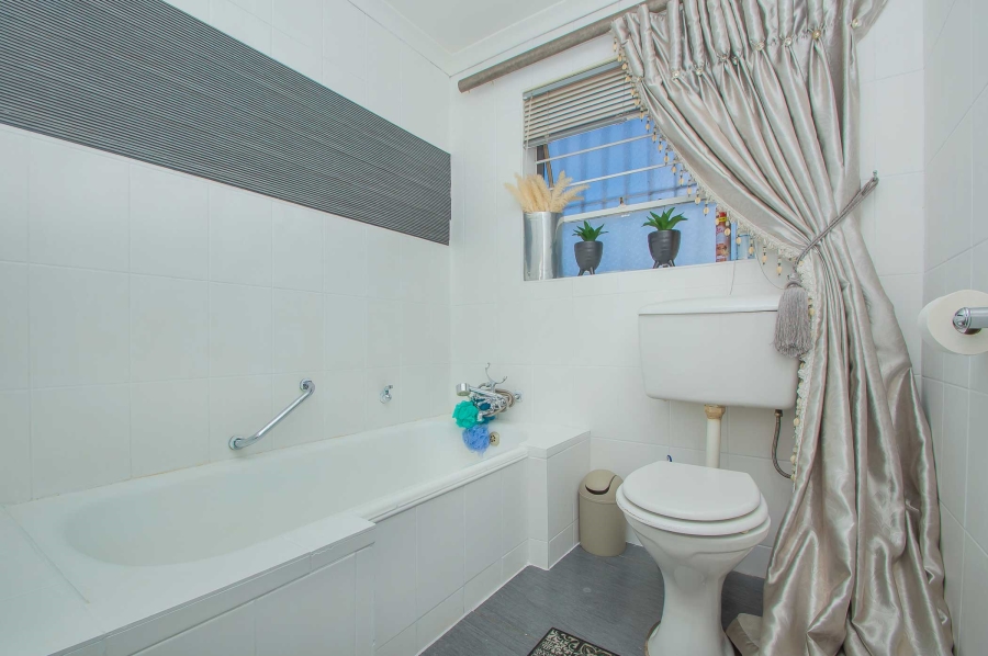 4 Bedroom Property for Sale in Helderkruin Gauteng