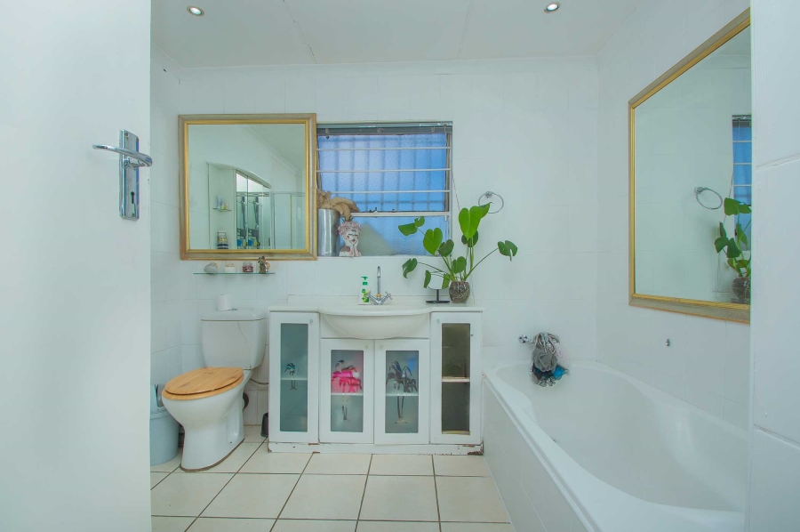 4 Bedroom Property for Sale in Helderkruin Gauteng