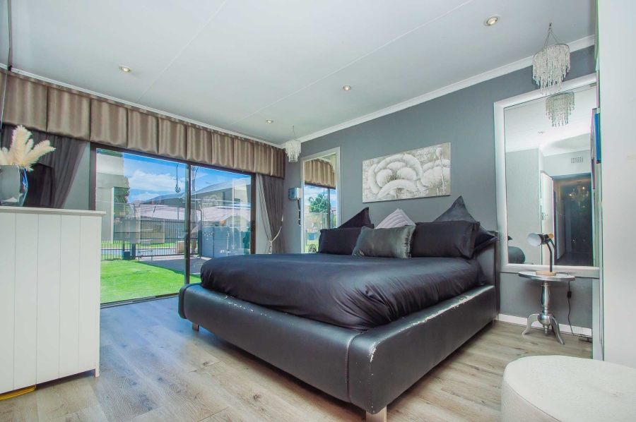 4 Bedroom Property for Sale in Helderkruin Gauteng