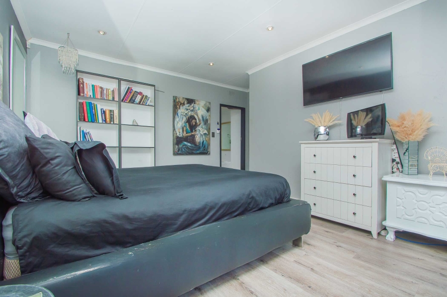 4 Bedroom Property for Sale in Helderkruin Gauteng