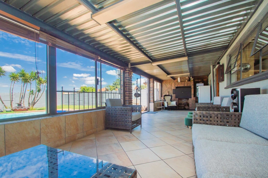 4 Bedroom Property for Sale in Helderkruin Gauteng