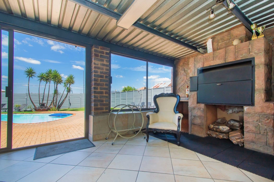 4 Bedroom Property for Sale in Helderkruin Gauteng