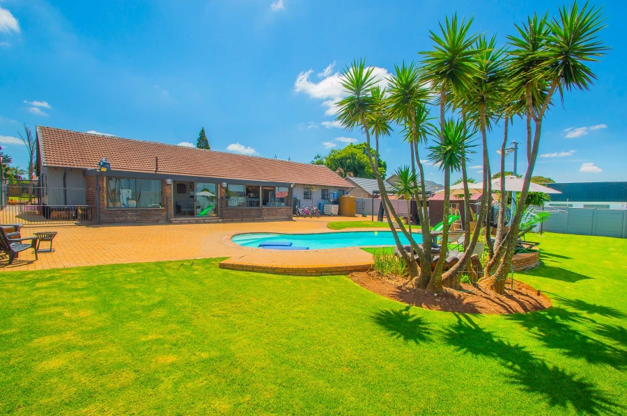 4 Bedroom Property for Sale in Helderkruin Gauteng