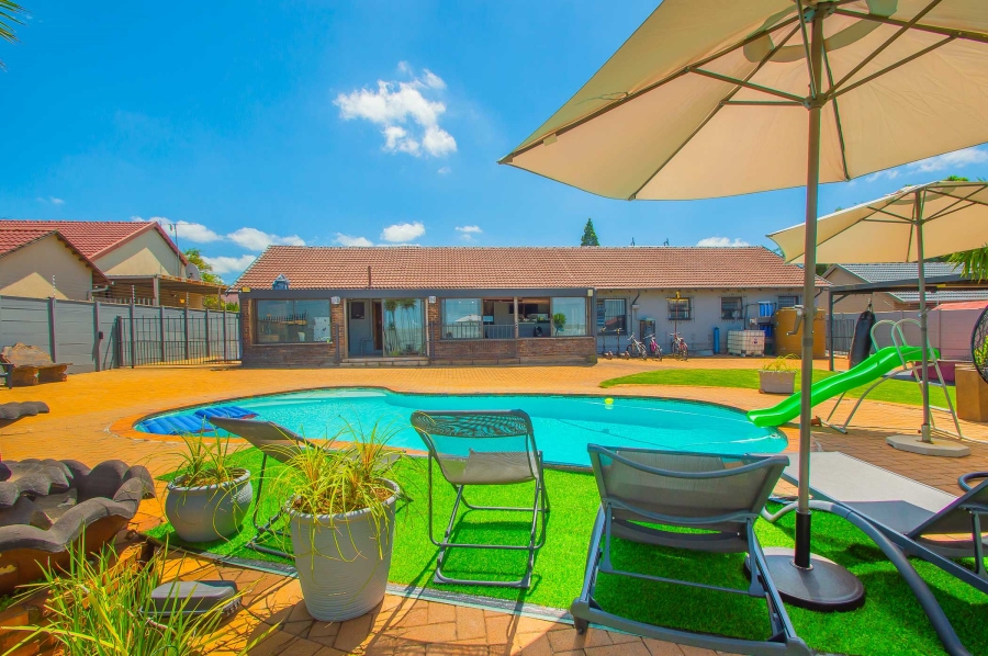 4 Bedroom Property for Sale in Helderkruin Gauteng